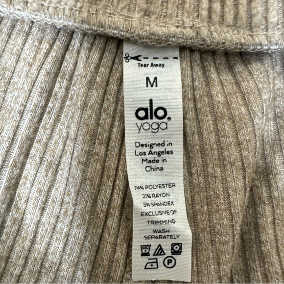 Alo Yoga Muse Shorts Ribbed Knit Light Tan Workout Athletic Lounge Gym Medium - Picture 6 of 6
